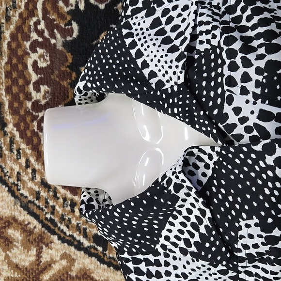 Vintage 70s Polyester Blouse Shirt Daggar Collar Abstract Black and White 1970s - Picture 7 of 15